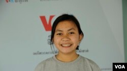 កញ្ញា ភួន កែវរស្មី សកម្មជន​ការពារ​បរិស្ថាន​វ័យ​ក្មេង ក្រោយ​ពេល​ផ្ដល់​បទសម្ភាសន៍​នៅ​ការិយាល័យ​វីអូអេ​ក្នុង​រាជធានី​ភ្នំពេញ កាលពី​ថ្ងៃទី២០ ខែធ្នូ ឆ្នាំ២០២១។ (អូន ឆេងប៉រ/វីអូអេ)