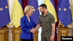ARHIVA - Predsednik Ukrajine Volodimir Zelenski i predsednica Evropske komisije Ursula fon der Lajen rukuju se pre sastanka u Kijevu, 15. septembra 2022.