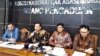 Ketua Komisi Nasional Hak Asasi Manusia (Komnas HAM) Ahmad Taufan Damanik (kedua dari kiri) dalam jumpa pers di kantornya. (Foto dok.: VOA/Fathiyah)