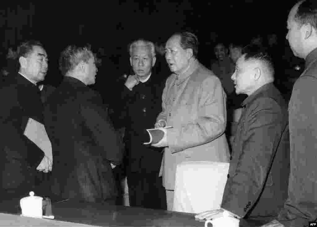 1962年中共中央在北京开会期间的几位领导人。左起:周恩来(1898-1975),中华人民共和国总理,从1949年成立直至周去世一直是总理;中国国家计划委员会主任陈云;中国国家主席刘少奇(1898-1969);中共中央主席毛泽东(1893-1976),中国共产党革命的理论家;中共中央总书记邓小平;北京市长彭真 。