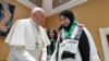 Papa Franja sa Palestinskom čiji rođaci su u Gazi (Foto: Vatican Media/­Handout via REUTERS)