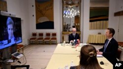 Menlu Denmark Jeppe Kofod (kanan) dan para pemimpin Uni Eropa lainnya, menghadiri pertemuan virtual bersama Utusan Khusus Iklim AS, mantan Menlu AS John Kerry (terlihat di layar kiri), di Kopenhagen Denmark, Jumat, 22 Januari 2021. (Philip Davali / Ritzau via AP).