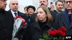 Посолка США в Росії Лінн Трейсі у черзі біля церкви Матері Божої під час похорону Олексія Навального у Москві, 1 березня 2024 р. Фото: Stringer/AFP