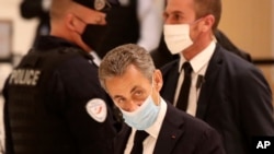 Mantan Presiden Perancis Nicolas Sarkozy, tiba di pengadilan di Paris, 23 November 2020. (Foto: dok). 