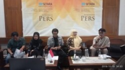 Peneliti HAM dan Perdamaian Setara Institute Shelma Theofany (kedua dari kiri) dan Direktur Eksekutif Setara Institute Ismail Hasani (tengah) saat melaunching Indeks Kinerja HAM pemerintahan Jokowi di Jakarta, Selasa, 10 Desember 2019. (Foto: VOA/Sasmito)