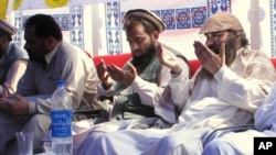 涉嫌策划2008年孟买袭击案的巴基斯坦人拉赫维(中)2008年6月28日的照片。