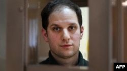 ARHIVA - Američki novinar Evan Gerškovič u sudnici u Moskvi (Foto: AFP/Natalia Kolesnikova)