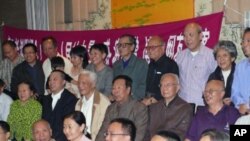 北京40多知识学人欢迎谢朝平(中排左二)蒙难归来