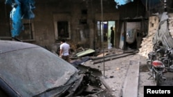 2016年9月28日叙利亚医务人员在阿勒颇附近的一处医院外查看被空袭后的情况。