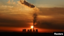 Matahari terbit di belakang PLTU milik utilitas Eskom Afrika Selatan di Mpumalanga, Afrika Selatan, 17 Januari 2023. ( Foto: REUTERS/Siphiwe Sibeko)