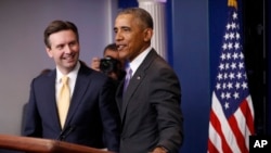 Presiden AS Barack Obama bergabung bersama sekretaris pers Gedung Putih Josh Earnest dalam pengarahan harian terakhir (17/1). (AP/Pablo Martinez Monsivais)