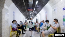 南京居民在纳凉点避暑。