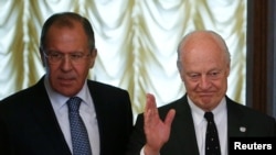 俄罗斯外长拉夫罗夫（左）与联合国叙利亚问题特使德米斯图拉在莫斯科会晤。（2016年5月3日）