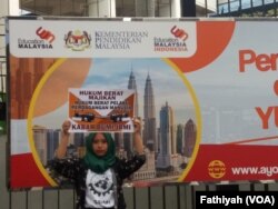 Aktivis buruh melakukan unjuk rasa di depan Kedutaan Malaysia, di Jakarta, Senin (29/4). Mereka menuntut kepada pemerintah Malaysia untuk membuka kembali proses peradilan untuk kasus Adelina. (Foto: VOA/Fathiyah)