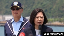 台湾总统蔡英文在海军苏澳基地视察台湾海军。（美国之音杨明拍摄）