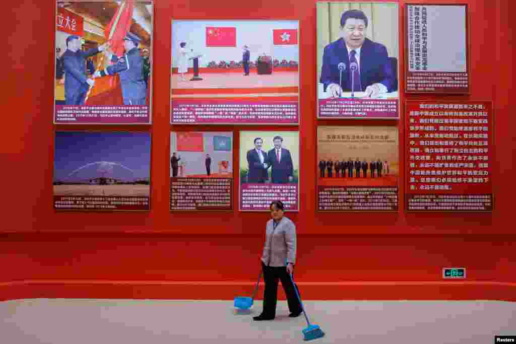2018年11月14日,北京中国国家博物馆举办的中国改革开放40周年展览,有清洁工走过关于习近平主席的照片和介绍。其中有军队改革后的授予军旗,有香港特首林郑月娥宣誓就职,有共产党总书记和国民党主席马英九会晤,有中国的歼20战斗机入列仪式。