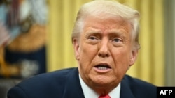 도널드 트럼프 미국 대통령이 2025년 3월 6일 백악관 집무실에서 행정명령에 서명하기에 앞서 발언하고 있다.