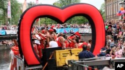 Para peserta pawai hak-hak LGBT di Amsterdam atau Amsterdam Pride Parade di Amsterdam, Belanda, 3 Agustus 2019. (Foto: AP)