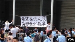 数千香港市民云集政府总部声援被困公民广场学生