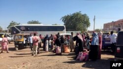 Watu waliokoseshwa makazi wakusanya bidhaa zao baada ya kuondoka Wad Madani, mji mkuu wa jimbo la al-Jazirah state, Desemba 18.2023