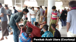 Ratusan orang etnis Rohingya saat berada di tempat penampungan sementara di Desa Meunasah Lhok, Kecamatan Muara Batu, Kabupaten Aceh Utara, Provinsi Aceh. Selasa 15 November 2022. (Courtesy: Pemkab Aceh Utara)