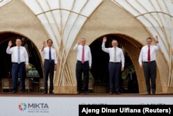 Presiden Korea Selatan Yoon Suk-yeol, Presiden Joko Widodo, Presiden Turki Tayyip Erdogan, Perdana Menteri Australia Anthony Albanese dan Menteri Luar Negeri Meksiko Marcelo Ebrard melambai saat sesi foto MIKTA di sela-sela KTT para pemimpin G20 di Bali.