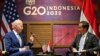 Presiden AS Joe Biden ketika bertemu dengan Presiden Joko Widodo jelang KTT G20 di Bali, 14 November 2022. (Foto: REUTERS/Kevin Lamarque)