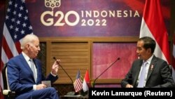 Presiden AS Joe Biden ketika bertemu dengan Presiden Joko Widodo jelang KTT G20 di Bali, 14 November 2022. (Foto: REUTERS/Kevin Lamarque)