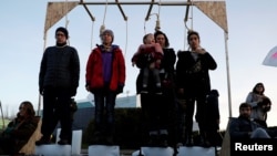 来自灭绝反抗组织的气候变化活动家12月14日在马德里联合国气候变化会议举行期间演出。（路透社）