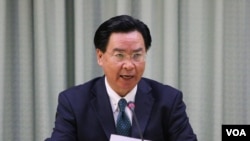 台湾外长吴钊燮2018年5月1日见记者（美国之音杨明摄）