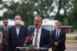 Ambasador Sjedinjenih Američkih Država u Srbiji, Entoni Godfri uručio je u ministru zdravlja Srbije Zlatiboru Lončaru šest novih ambulantnih vozila, namenjenih zdravstvenim ustanovama u Srbiji, u Beogradu, 14. juna 2021. (Foto: Ambasada SAD u Srbiji)