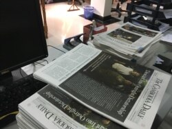 រូប​ឯកសារ៖ កាសែត​ The Cambodia Daily ​ព្រឹត្តិបត្រ​ចុងក្រោយ​បង្អស់​ នៅ​ការិយាល័យ​ក្នុង​រាជធានីភ្នំពេញ​ នៅថ្ងៃទី៤ ខែកញ្ញា​ ឆ្នាំ២០១៧។ កាសែត​ជា​ភាសាអង់គ្លេស​ The Cambodia Daily បាន​សម្រេច​បិទទ្វារ​ចាប់ពី​ចន្ទ​ ទី៤​ ខែកញ្ញា​នេះ​តទៅ​ បន្ទាប់​ពី​ប្រតិបត្តិការ​បោះពុម្ភផ្សាយ​អស់រយៈពេល​ ២៤ឆ្នាំ។ (ហ៊ាន សុជាតា/VOA)