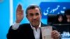 Mantan Presiden Iran beraliran garis keras Mahmoud Ahmadinejad menunjukkan dokumen yang ia bawa saat mendaftar sebagai kandidat dalam pilpres Iran mendatang di Kantor Kementerian Dalam Negeri di Teheran, pada 2 Juni 2024. (Foto: AP/Vahid Salemi) 