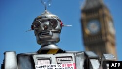ARSIP – Tiruan robot pembunuh diperagakan di London bulan April 2013 saat peluncuran Kampanye Hentikan Robot Pembunuh, “yang menyerukan larangan senjata robot mematikan yang akan mampu memilih dan menyerang sasaran tanpa adanya intervensi manusia (foto: AFP PHOTO/CARL COURT)