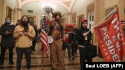 Прихильники президента Трампа увірвались до будівлі Капітолію, 6 січня 2021 (Photo by Saul LOEB / AFP)