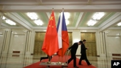  2015年11月27日，在北京人民大会堂举行的欢迎捷克总理索博特卡的仪式结束后，工作人员拖走中国和捷克的国旗。 