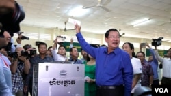 លោក​ ហ៊ុន​ សែន នាយក​រដ្ឋមន្ត្រី​នៃប្រទេស​កម្ពុជា ​លើក​​សន្លឹកឆ្នោត​បង្ហាញទៅ​អ្នក​សារព័ត៌មាន​ជាតិ​ និងអន្តរជាតិ​បញ្ជាក់ពី​ការ​ចូលរួម​បោះឆ្នោត​ជ្រើសរើស​ក្រុម​ប្រឹក្សា​ឃុំ-សង្កាត់, នៅ​ខេត្ត​កណ្តាល​នៅថ្ងៃទី​៤​ ខែ​មិថុនា​ ឆ្នាំ២០១៧។ (ខាន់​ សុគុំមនោ​/VOA)