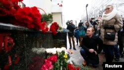 2016年12月25日，俄罗斯民众在莫斯科亚历山德罗夫红旗歌舞团总部外面悼念在俄罗斯军用飞机图-154空难中的遇难者。