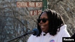Aktris Whoopi Goldberg di Manhattan di New York City, New York, AS, 20 Januari 2018. (Foto: REUTERS/Eduardo Munoz)