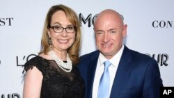Cựu dân biểu Gabby Giffords và chồng là ông Mark Kelly, cựu phi hành gia NASA.