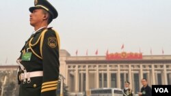 天安门国旗卫士在人民英雄纪念碑前(2016年3月3日 美国之音金子莹拍摄)