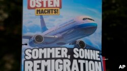 Plakati predizborne kampanje AfD sa avionom "za deportaciju“ (Foto: AP /Markus Schreiber)