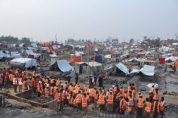 救援人员抵达位于孟加拉的一个罗兴亚人难民营帮助重建一场大火烧毁的营地。（2021年3月24日）