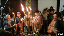 Perwakilan dari berbagai kelompok agama menyemarakkan acara "Obor dan Tumpeng Kebhinekaan' pada acara Natal di gereja Katedral Bandung, Selasa malam, 25 Desember 2018. (Foto: Rio Tuasikal/VOA)