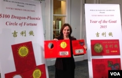 美国财政部财务长里奥斯展示羊年两款“吉利钱”（美国之音叶林拍摄）