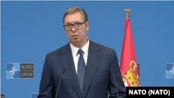 Predsednik Srbije Aleksandar Vučić tokom obraćanja medijima (Foto: NATO)