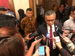 Ketua Komisioner OJK, Wimboh Santoso. (Foto: VOA/Rio Tuasikal)