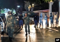 马尔代夫军人在首都马累主要街头巡逻。（2018年2月5日）