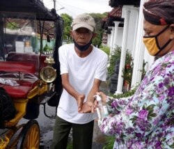 Purwanto, Ketua Paguyuban Kusir Andong Yogyakarta melayani pengguna jasa dengan protokol kesehatan. (Foto: Courtesy/Purwanto)