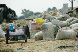 Water gets delivered to shelter dwellers at Dangkor Landfill, in Phnom Penh, Cambodia, Dec. 31, 2019. (Tum Malis/VOA Khmer)